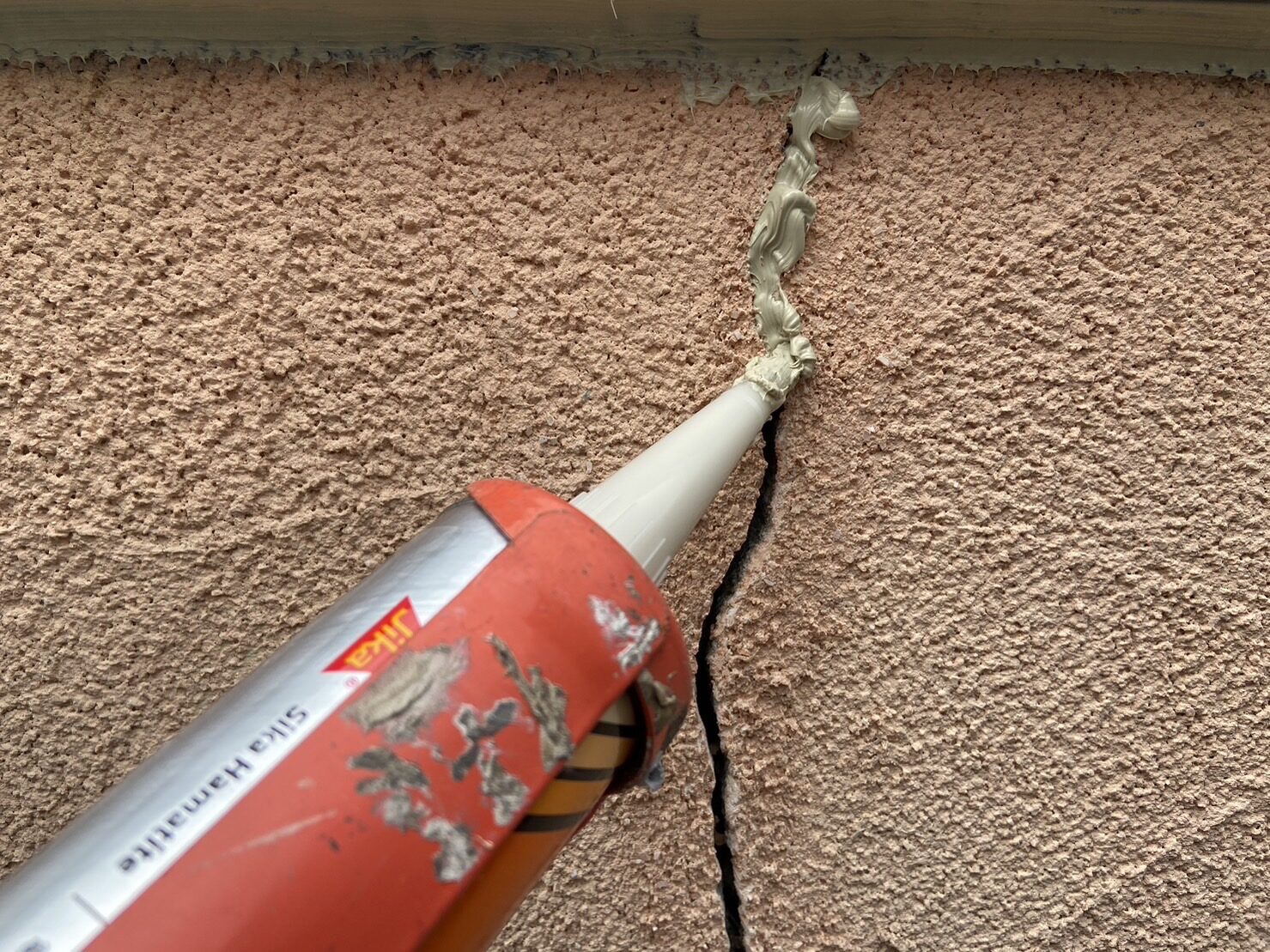 外壁塗装で重要な下地補修について