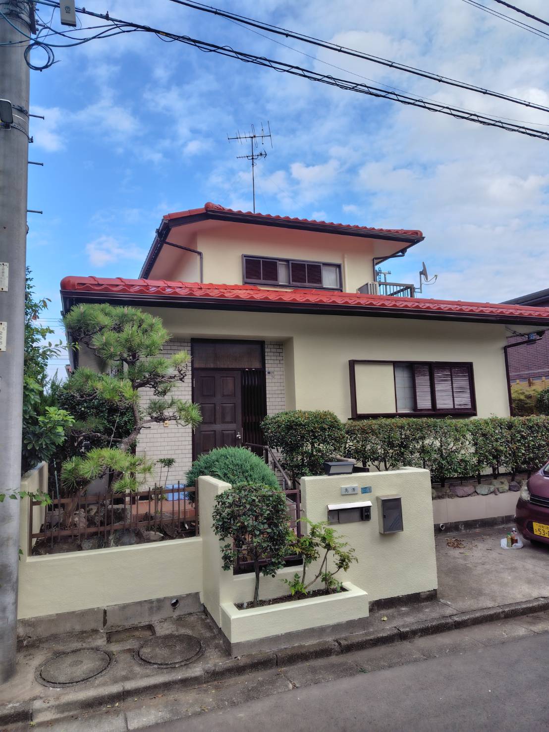 【神奈川県横浜市・外壁塗装・屋根塗装】屋根の傷みが気になる家が、温もりあふれる上品なツートンカラーに大変身！
