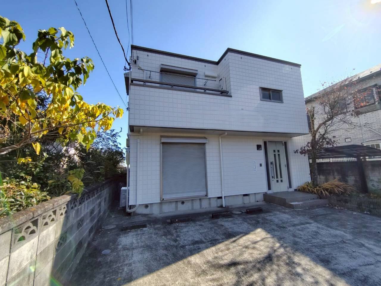 ? 【神奈川県厚木市・外壁塗装】築年を感じさせない！明るい白で生まれ変わったALC外壁塗装事例 ?