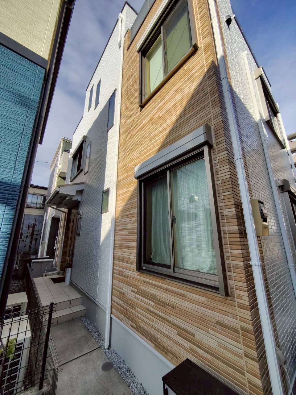 【大和市鶴間】築年数による色あせを解消！屋上防水と菊水ロイヤルシリコンで新築のような輝きを取り戻したW様邸の施工事例