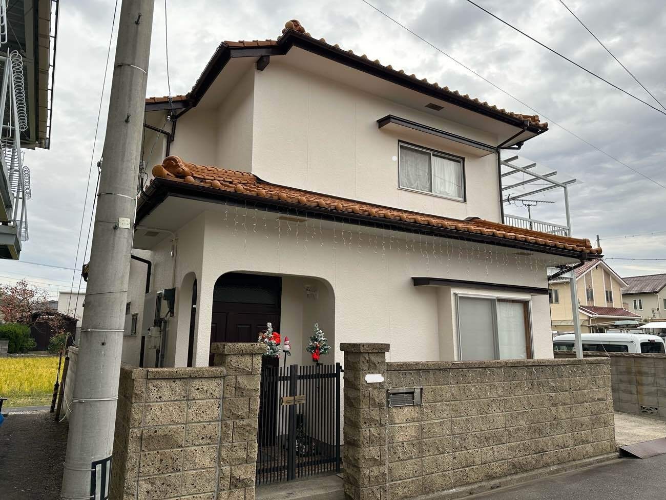 【松山市×外壁塗装工事】深碧で重厚感ある美しさへ―下地からこだわったモルタル外壁の再生塗装