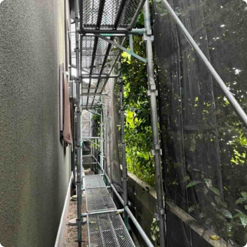 足場設置（※屋根や2階周りの場合）