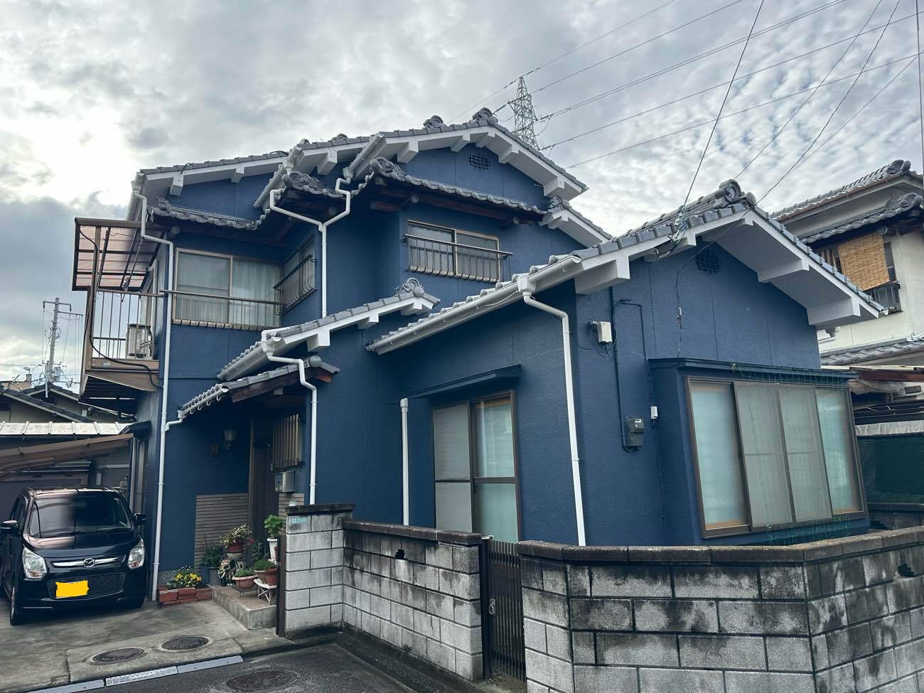 【愛媛県松山市】外壁塗装工事｜モルタル外壁を深碧で美しく再生した高耐久塗装リフォーム事例